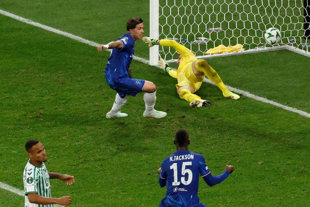 国足备战世界杯又晚了，邵佳一主打年轻牌，30岁老将淡出新国家队