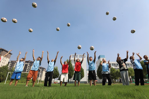 瓜帅：我们要拿98分才能英超夺冠；与摄影师冲突后马上道歉了